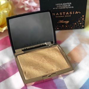 Anastasia - Amrezy Highlighter